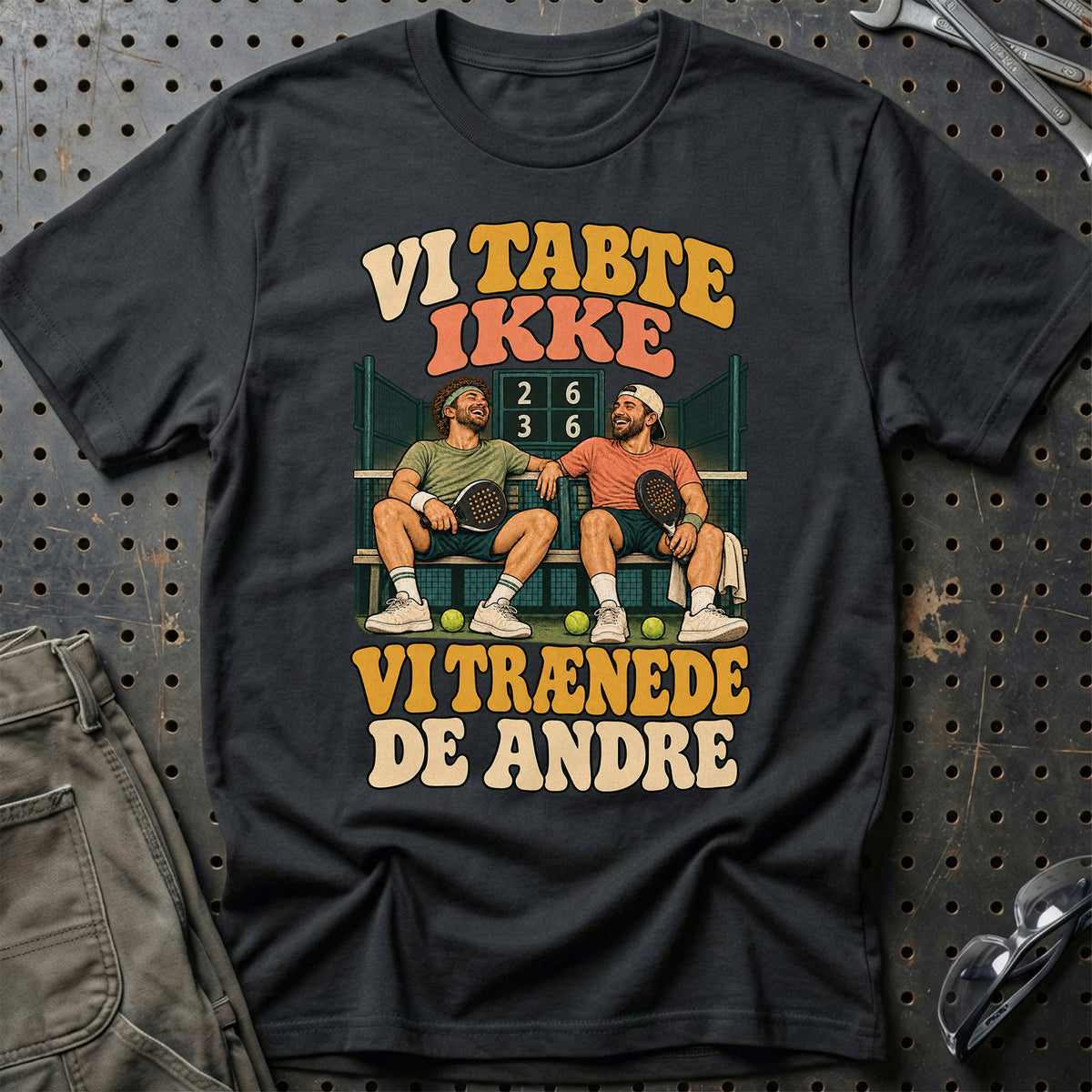
Padelspiller – Vi tabte ikke vi trænede de andre – Unisex T-Shirt med tryk foran, farve: Sort