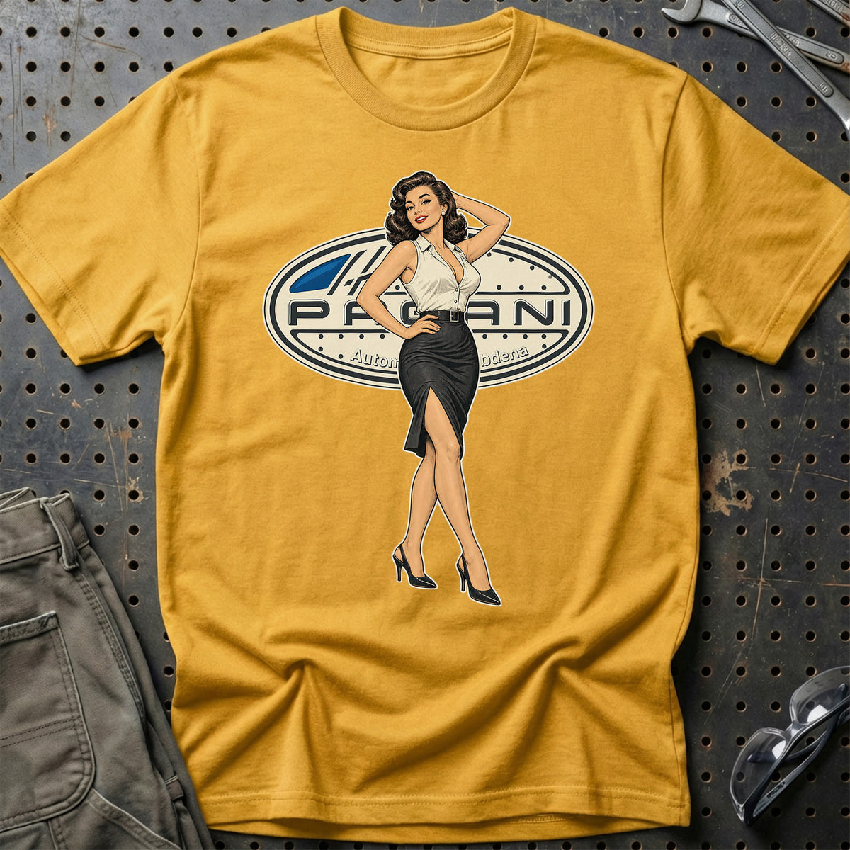 Pagani Retro Pinup T-Shirt – Guld