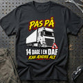 Pas På – 14 Dage I En DAF – Kan Ændre Alt T-Shirt – Sort