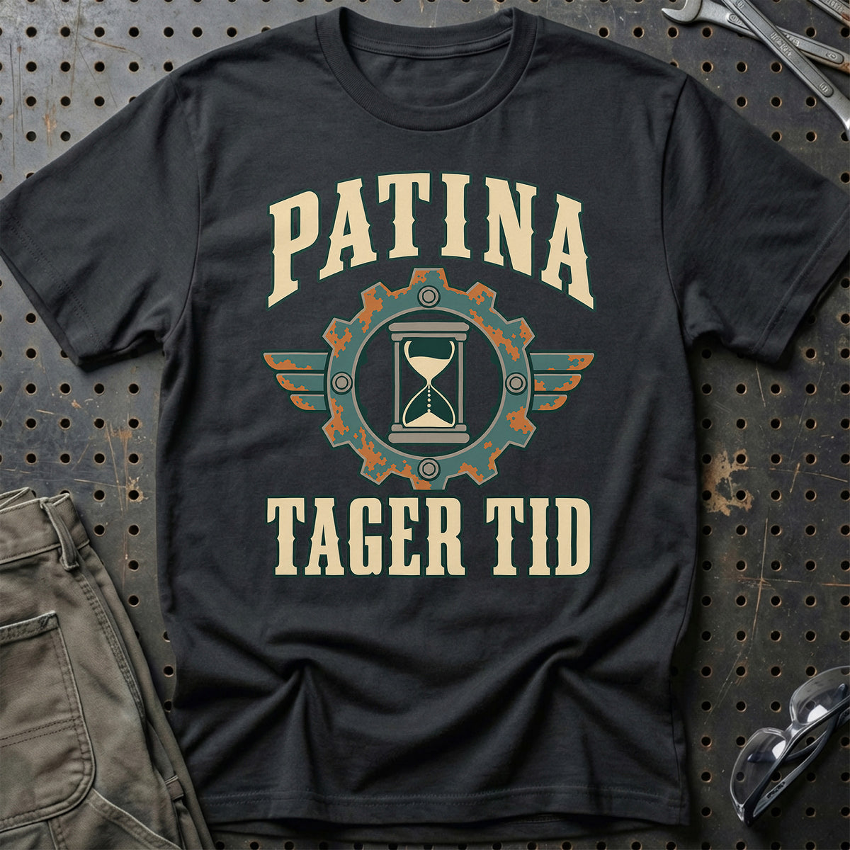 Patina – Tager tid T-Shirt – Sort