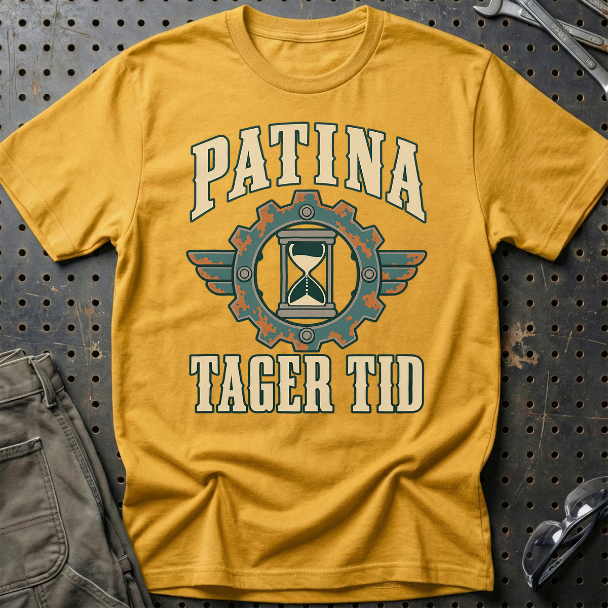 Patina – Tager tid T-Shirt – Guld