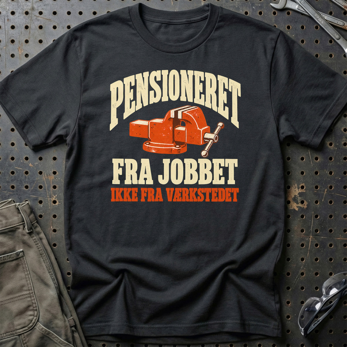 Pensioneret Fra Jobbet – Ikke Fra Værkstedet T-Shirt – Sort