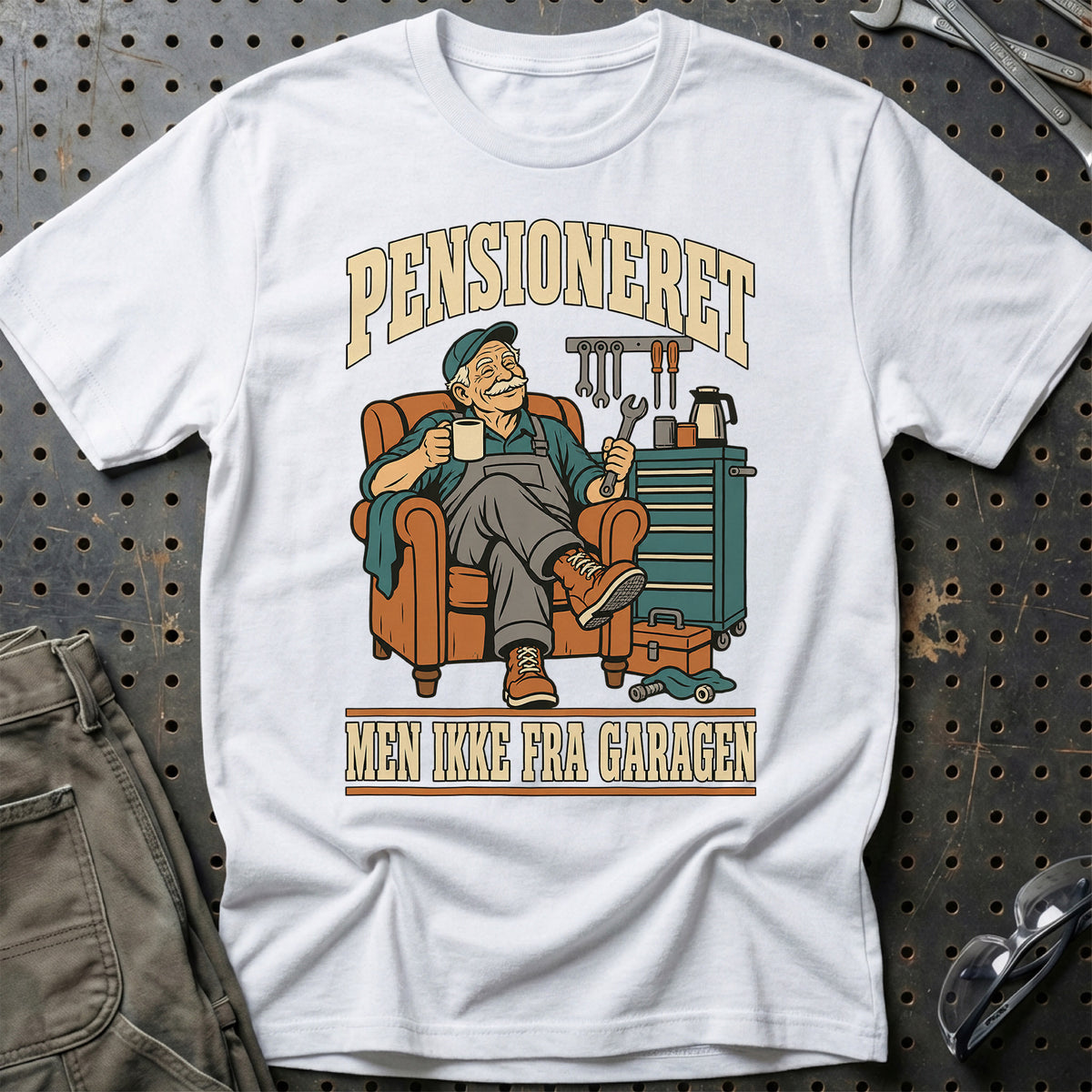 Pensioneret – Men ikke fra garagen T-Shirt – Hvid