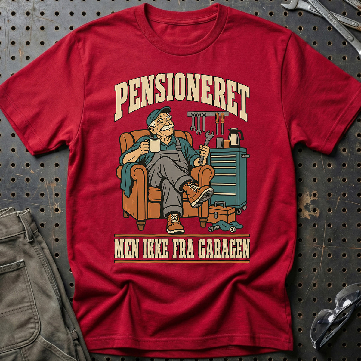 Pensioneret – Men ikke fra garagen T-Shirt – Rød