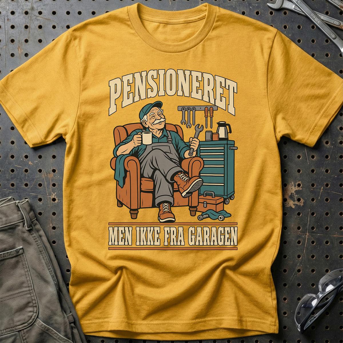 Pensioneret – Men ikke fra garagen T-Shirt – Guld