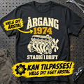 Personlig – Årgang stadig i drift – T-shirt med dit årstal – Sort