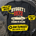 Personlig – Bygget i dit årstal, stadig på vejen – T-shirt med din bil – Sort