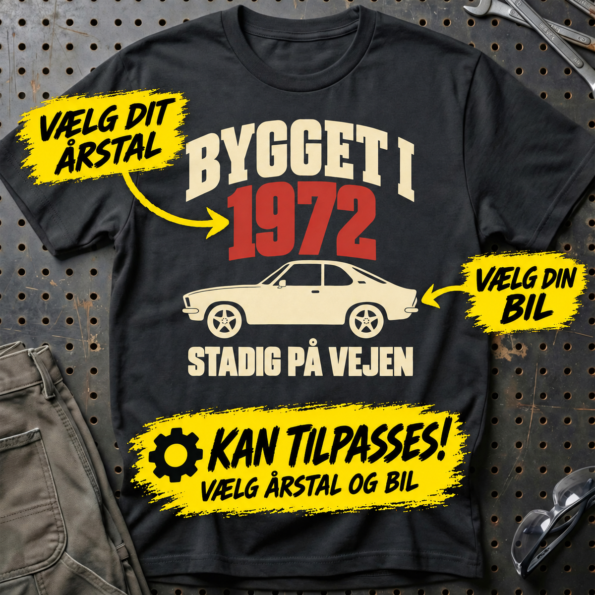 Personlig – Bygget i dit årstal, stadig på vejen – T-shirt med din bil – Sort