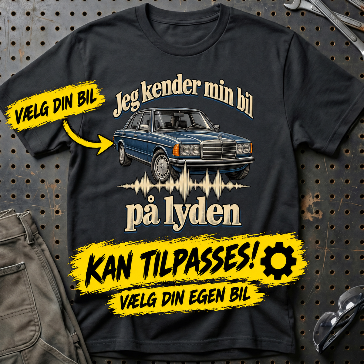 
Personlig – Jeg kender min bil på lyden – Unisex T-Shirt med din bil med tryk foran, farve: Sort