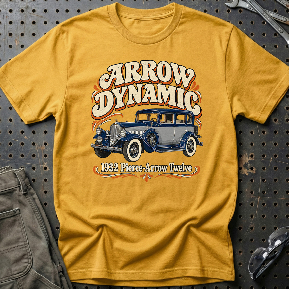 
Pierce-Arrow Twelve 1932 – Arrow Dynamic T-Shirt – Guld