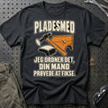 Pladesmed – Jeg Ordner Det, Din Mand Prøvede At Fikse T-Shirt – Sort
