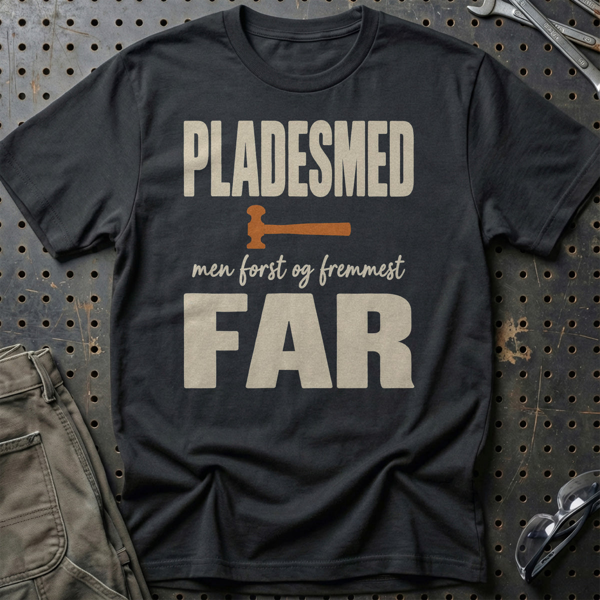 Pladesmed – Men Først Og Fremmest Far T-Shirt – Sort