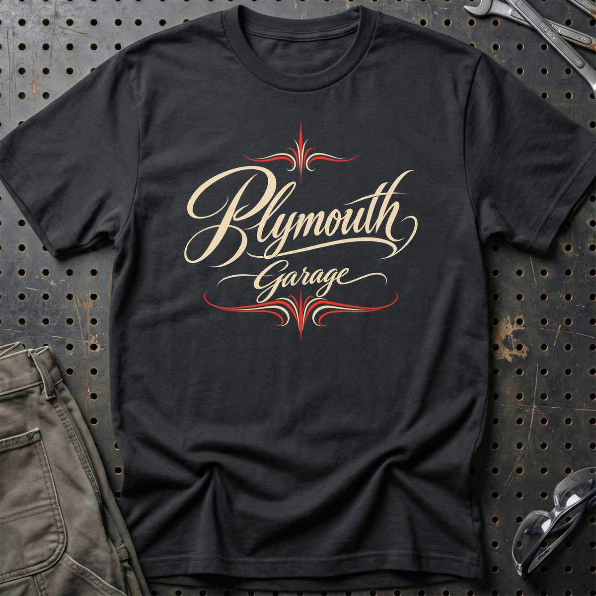 
Plymouth Garage – Pinstripe – Unisex T-Shirt med tryk foran, farve: Sort