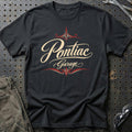 
Pontiac Garage – Pinstripe – Unisex T-Shirt med tryk foran, farve: Sort