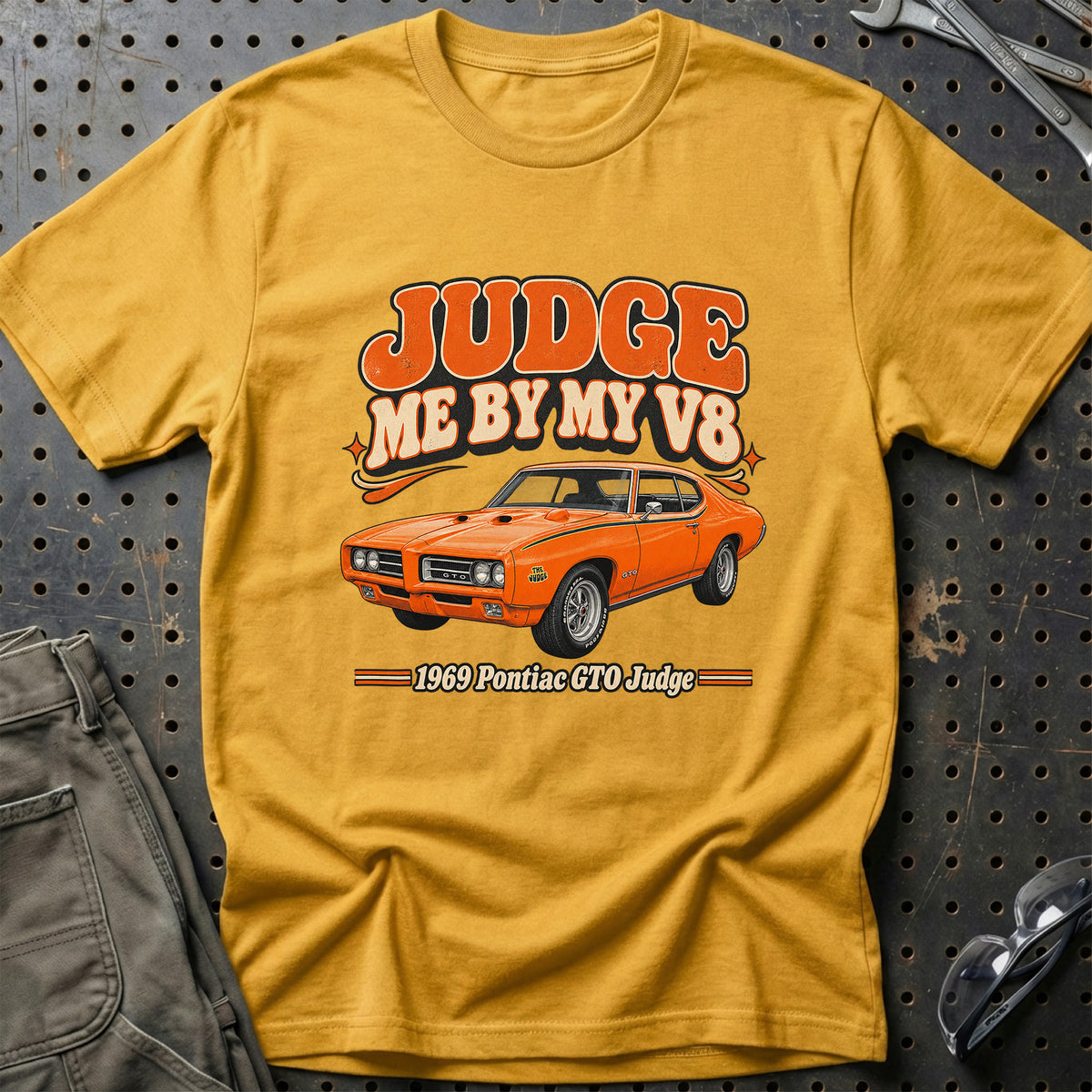
Pontiac GTO Judge 1969 – Judge Me by My V8 T-Shirt – Guld