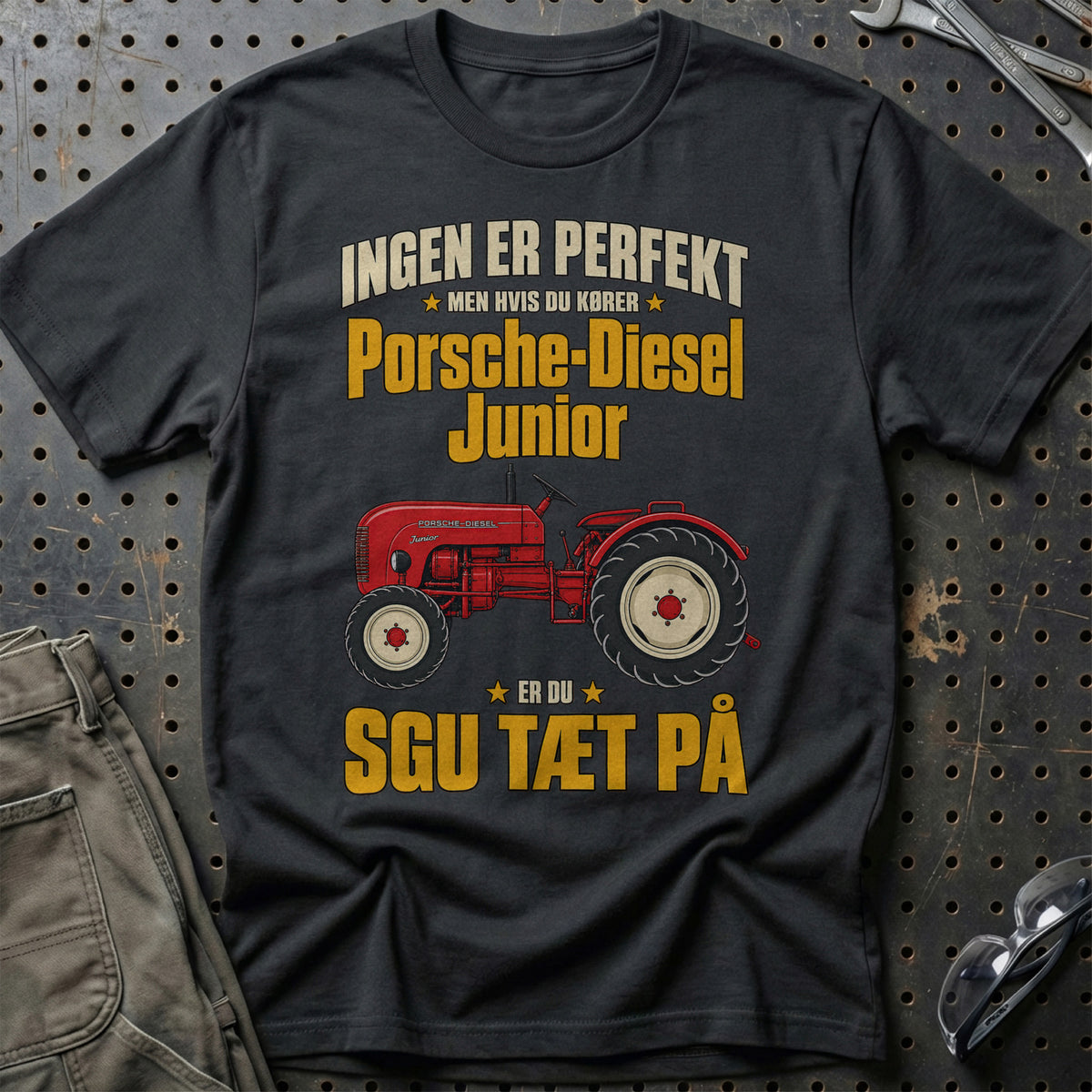 Porsche-Diesel Junior – Ingen Er Perfekt T-Shirt – Sort