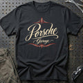 
Porsche Garage – Pinstripe – Unisex T-Shirt med tryk foran, farve: Sort