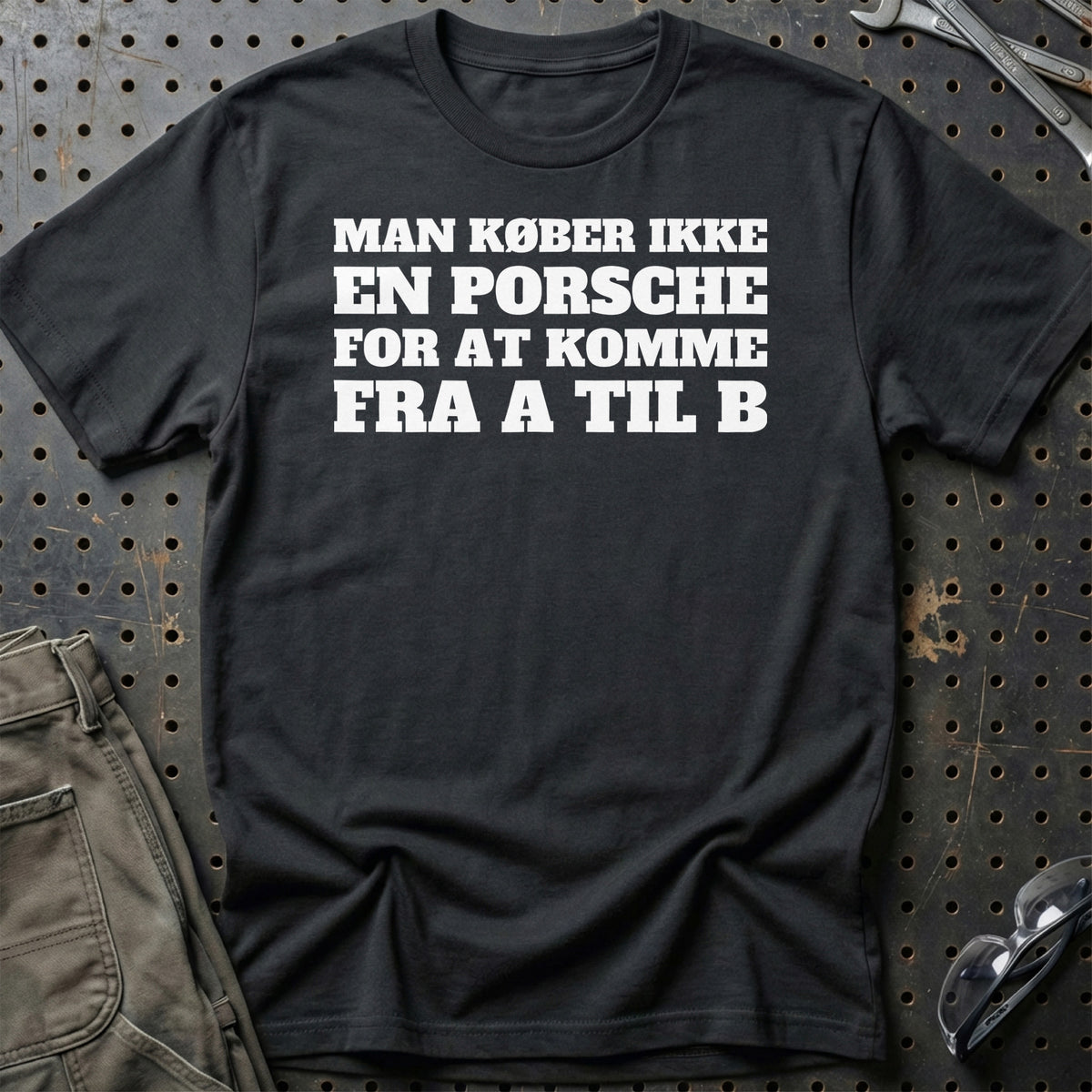 Porsche – Man Køber Ikke En Porsche For At Komme Fra A Til B T-Shirt – Sort