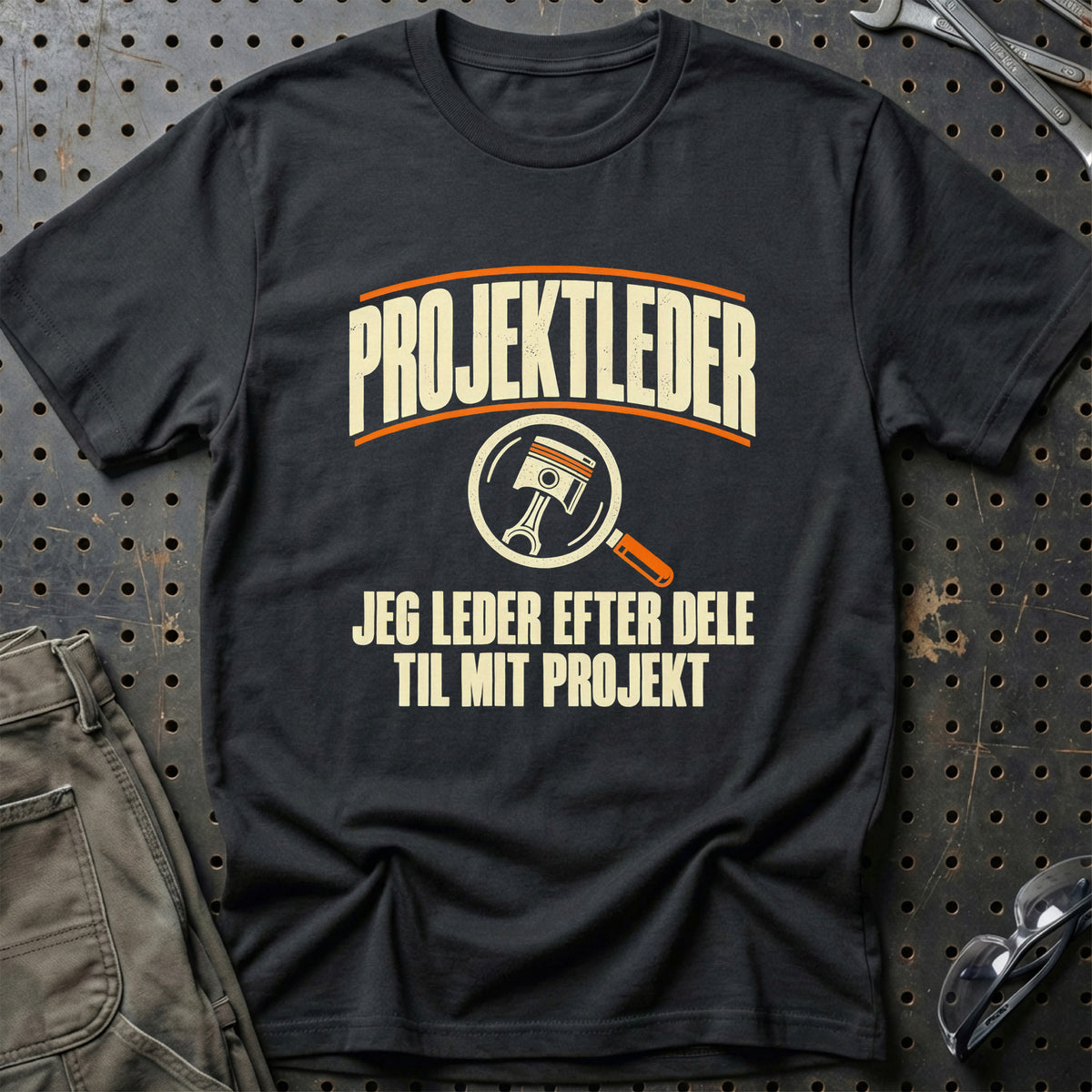 Projektleder – Jeg Leder Efter Dele Til Mit Projekt T-Shirt – Sort