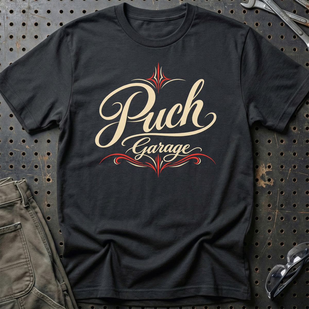 
Puch Garage – Pinstripe – Unisex T-Shirt med tryk foran, farve: Sort