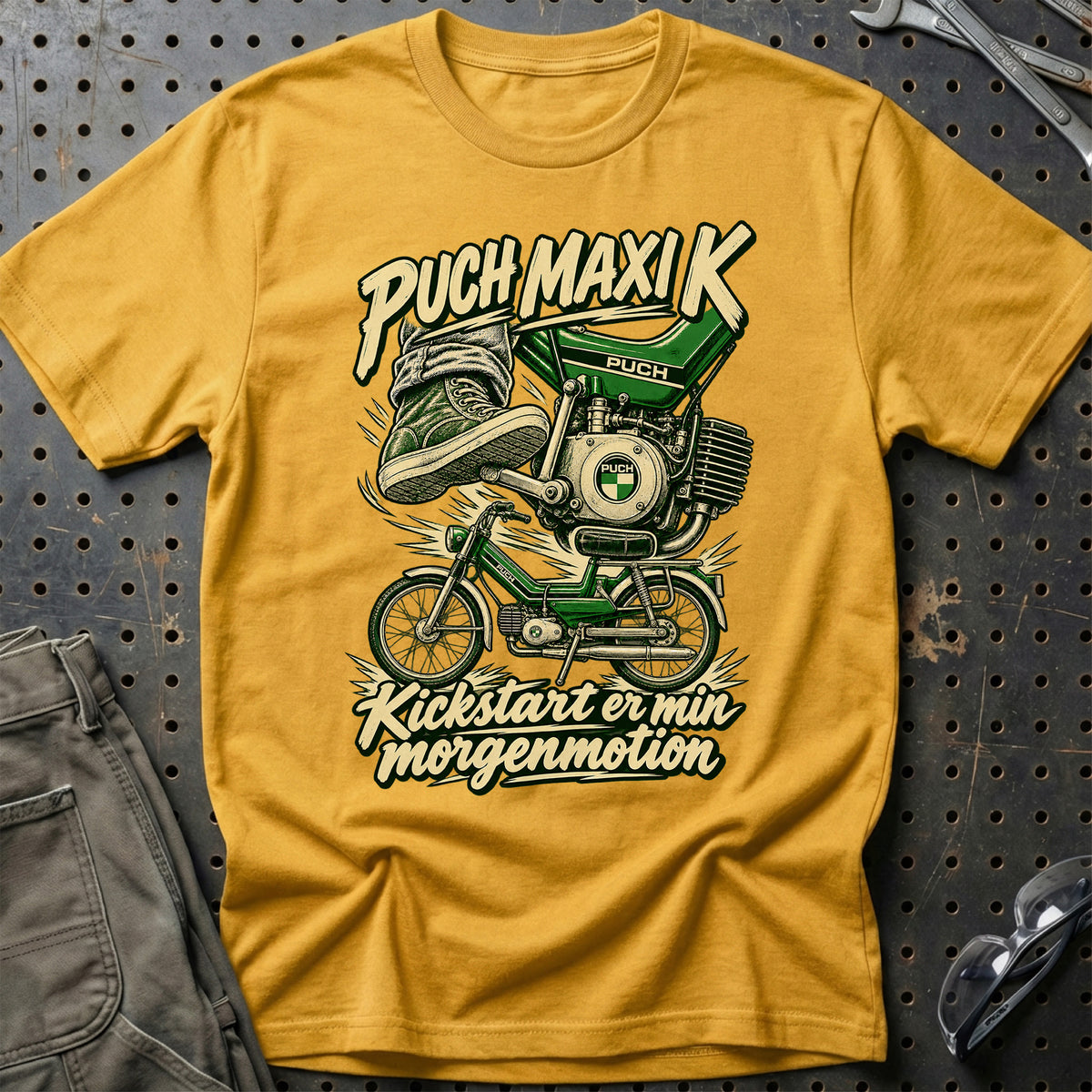 
Puch Maxi K – Kickstart er min morgenmotion – Illustration – Unisex T-Shirt med tryk foran, farve: Guld