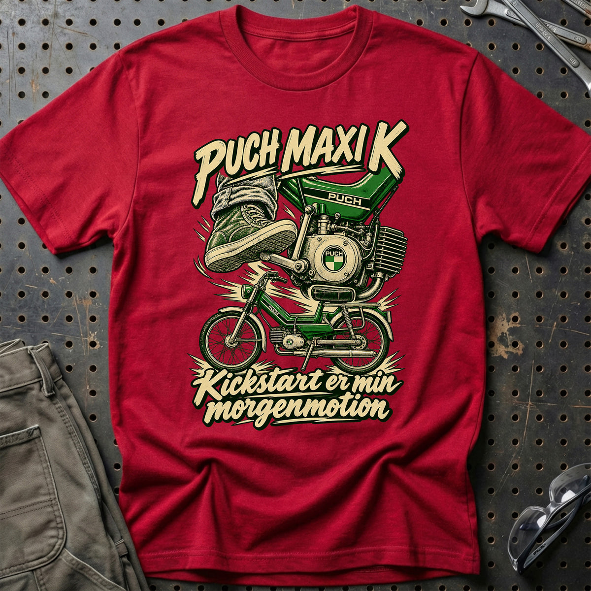 
Puch Maxi K – Kickstart er min morgenmotion – Illustration – Unisex T-Shirt med tryk foran, farve: Rød