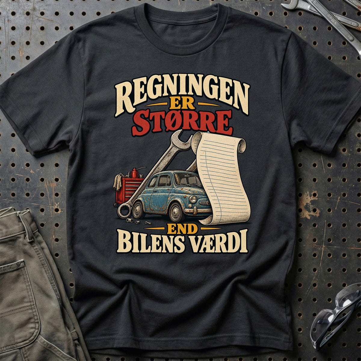 
Regningen er større end bilens værdi – Illustration – Unisex T-Shirt – Sort