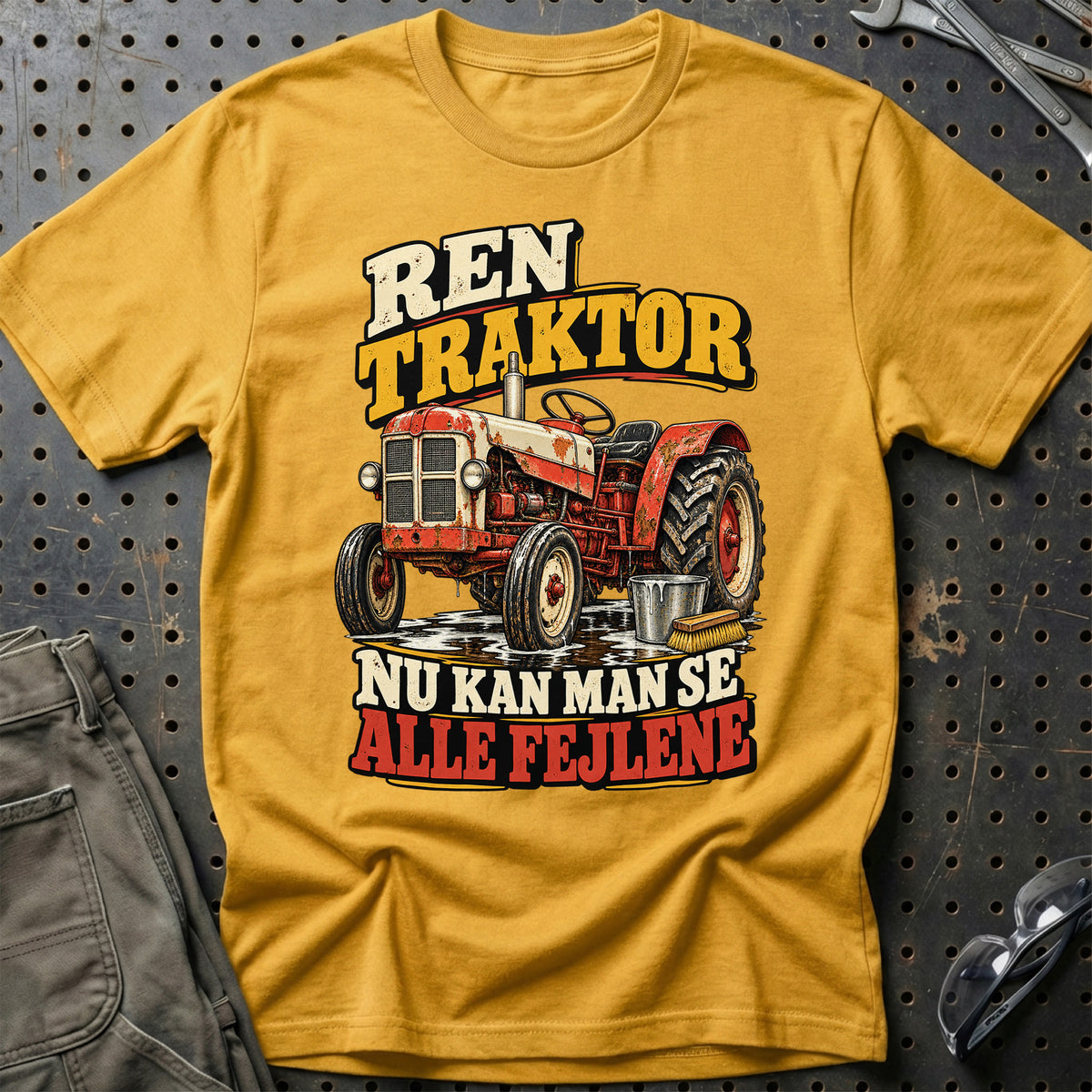 
Ren traktor nu kan man se alle fejlene – Illustration – Unisex T-Shirt – Guld