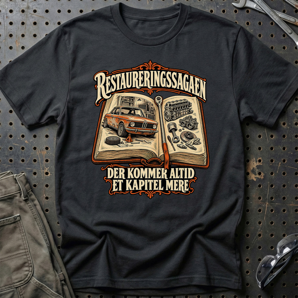 Restaureringssagaen – Der kommer altid et kapitel mere T-Shirt – Sort