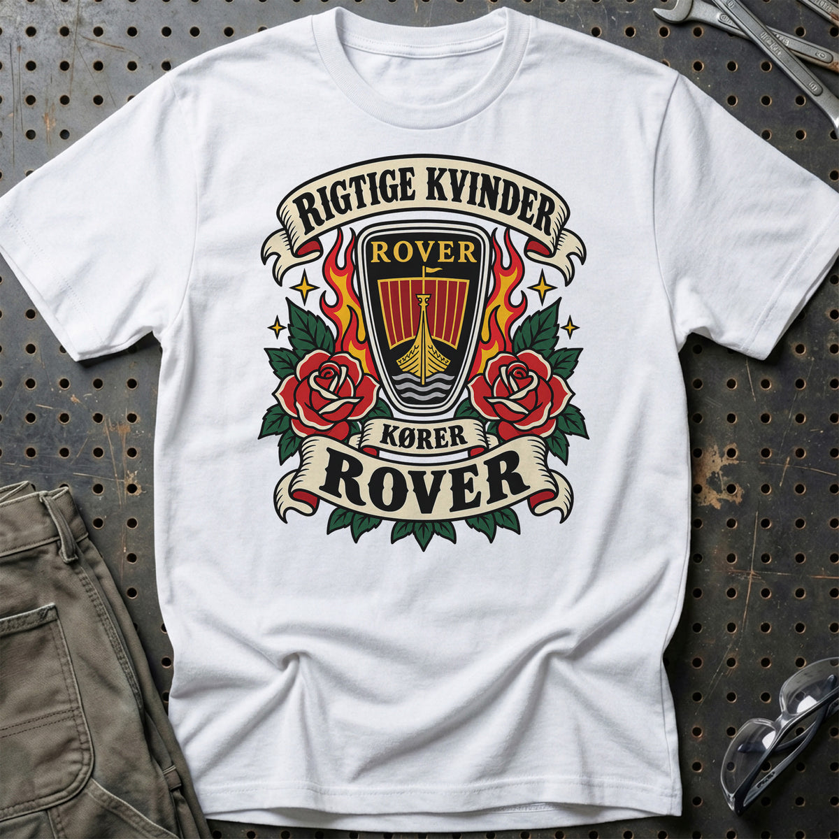 Rover Rigtige Kvinder Kører – Roser og Flammer T-Shirt – Hvid