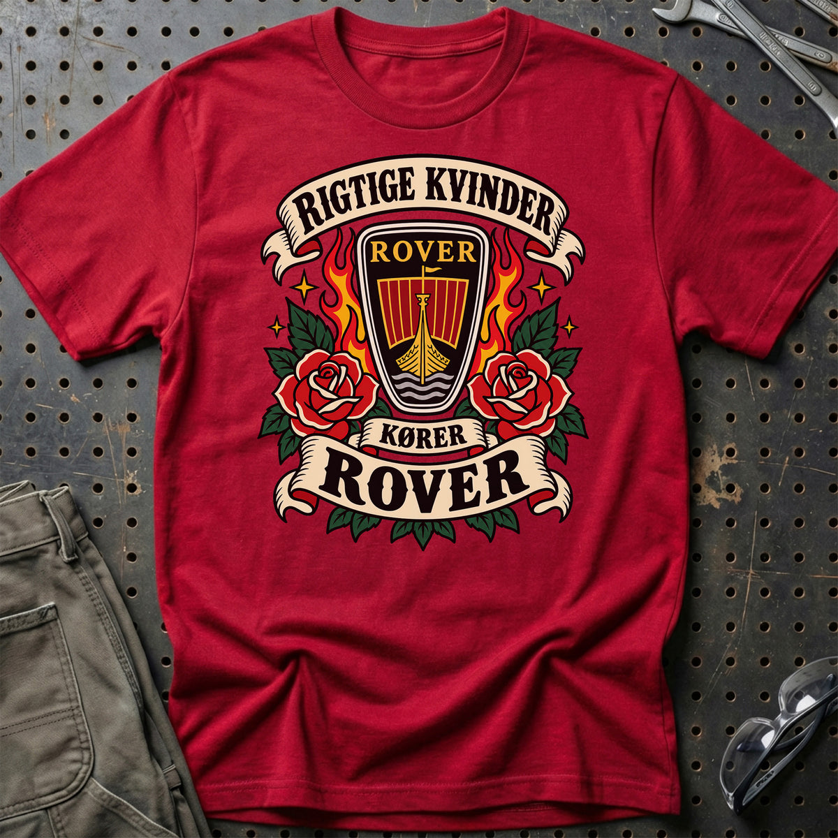 Rover Rigtige Kvinder Kører – Roser og Flammer T-Shirt – Rød