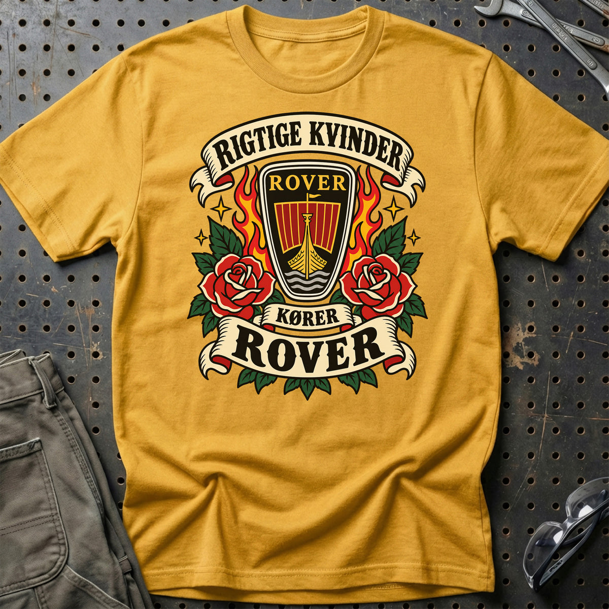Rover Rigtige Kvinder Kører – Roser og Flammer T-Shirt – Guld