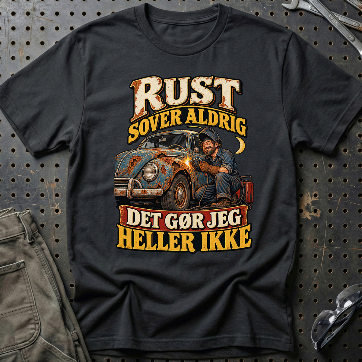 
Rust sover aldrig – Det gør jeg heller ikke – Illustration – Unisex T-Shirt – Sort