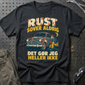 
Rust sover aldrig – Det gør jeg heller ikke – Retro – Unisex T-Shirt – Sort