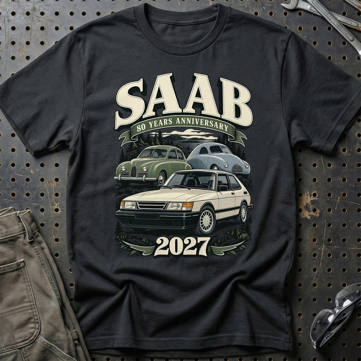 
Saab – 80 Years Anniversary 2027 T-Shirt – Sort