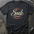 
Saab Garage – Pinstripe – Unisex T-Shirt med tryk foran, farve: Sort