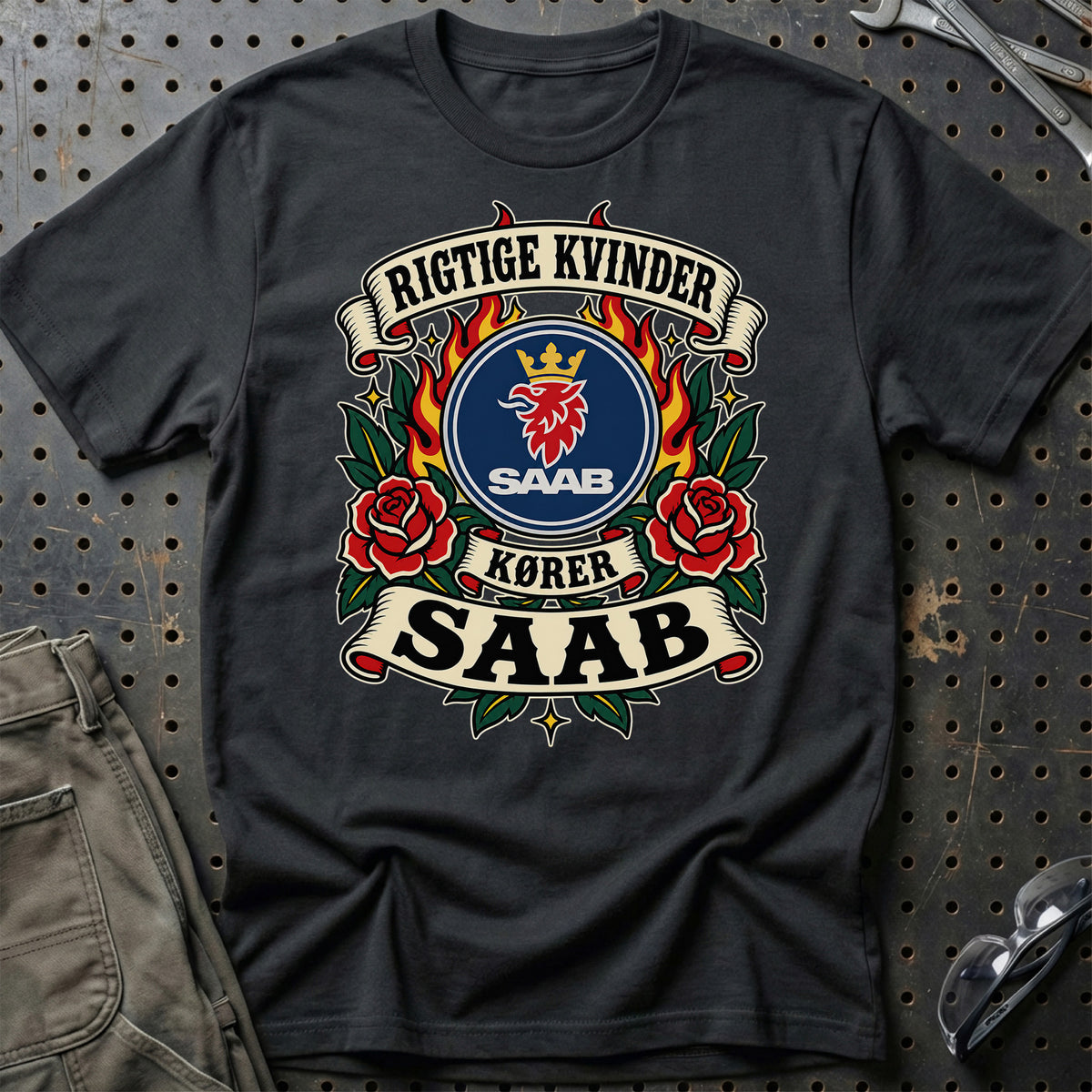 Saab Rigtige Kvinder Kører – Roser og Flammer T-Shirt – Sort