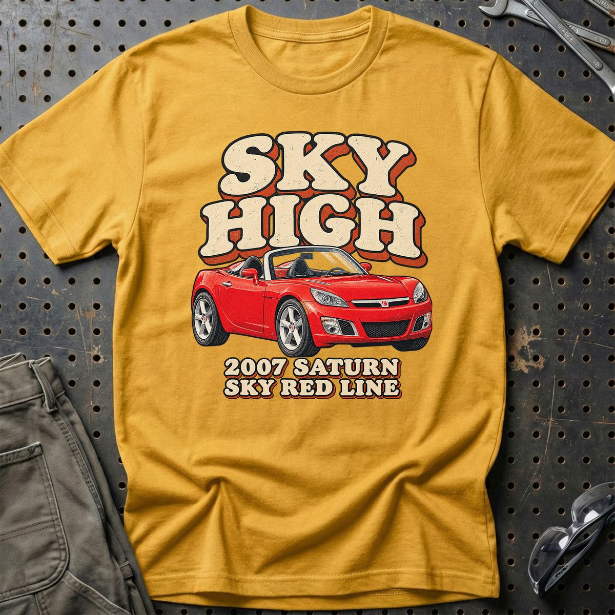 
Saturn Sky Red Line 2007 – Sky High T-Shirt – Guld