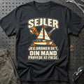 
Sejler – Jeg ordner det, din mand prøvede at fikse – Unisex T-Shirt – Sort