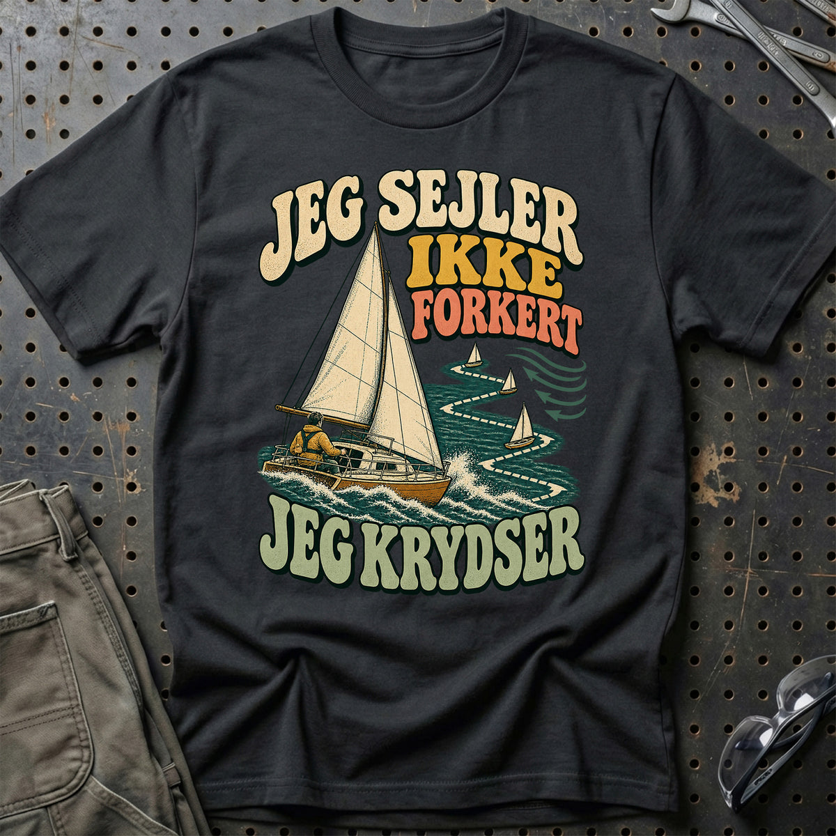 
Sejler – Jeg sejler ikke forkert jeg krydser – Unisex T-Shirt med tryk foran, farve: Sort