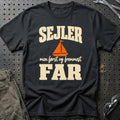 
Sejler – Men først og fremmest far – Unisex T-Shirt – Sort