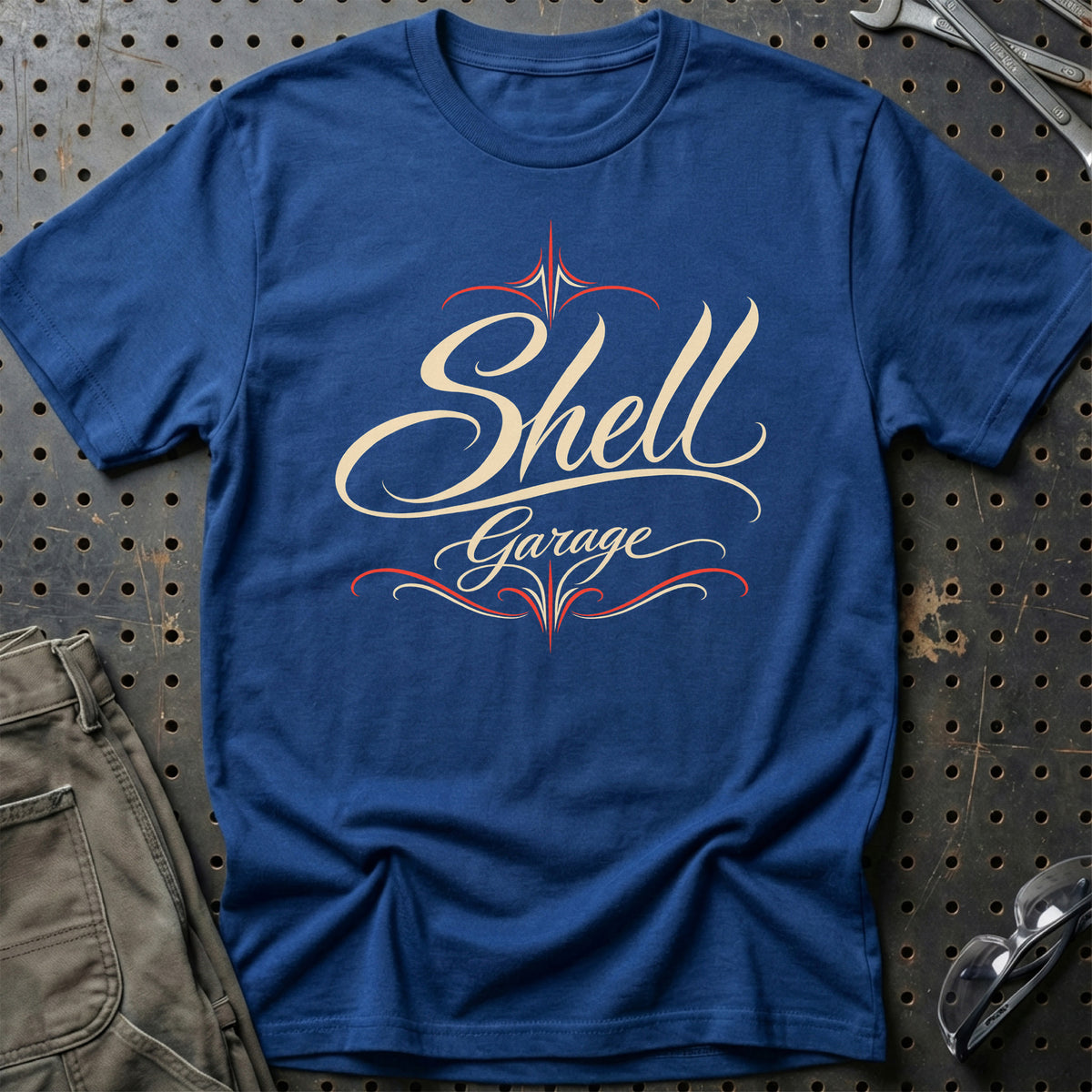 
Shell Garage – Pinstripe – Unisex T-Shirt med tryk foran, farve: Blå Royal