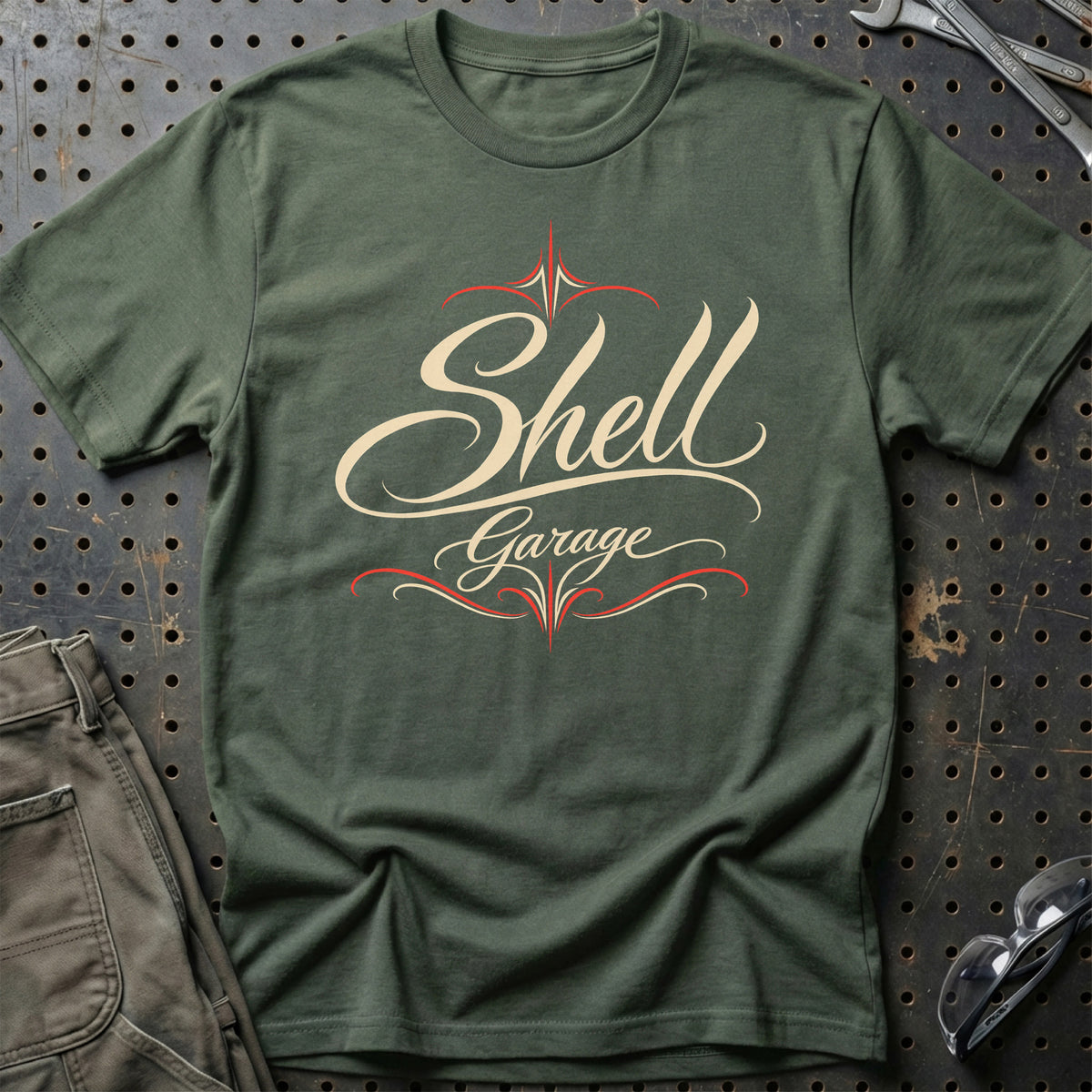 
Shell Garage – Pinstripe – Unisex T-Shirt med tryk foran, farve: Grøn Militær