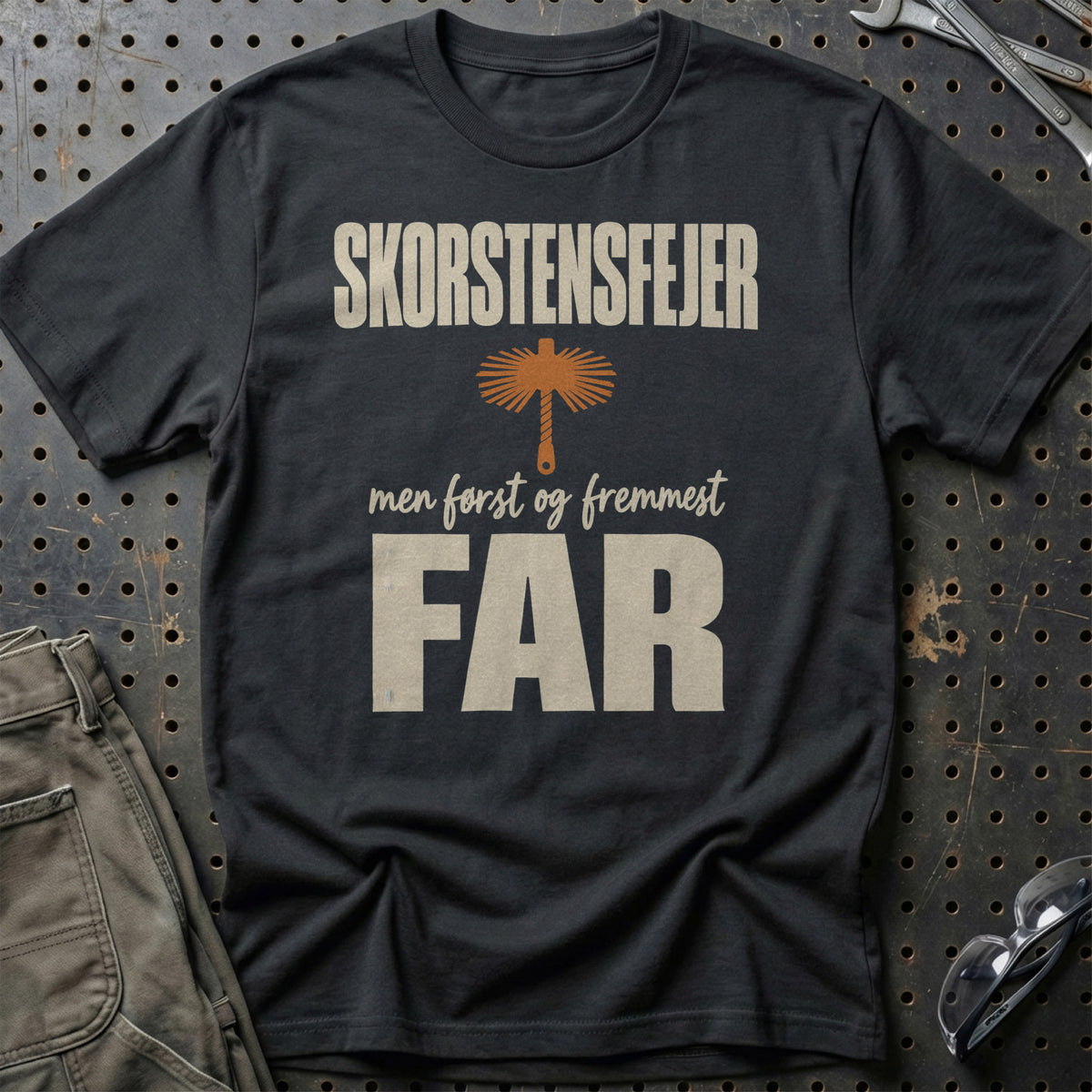 Skorstensfejer – Men Først Og Fremmest Far T-Shirt – Sort