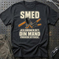 Smed – Jeg Ordner Det, Din Mand Prøvede At Fikse T-Shirt – Sort