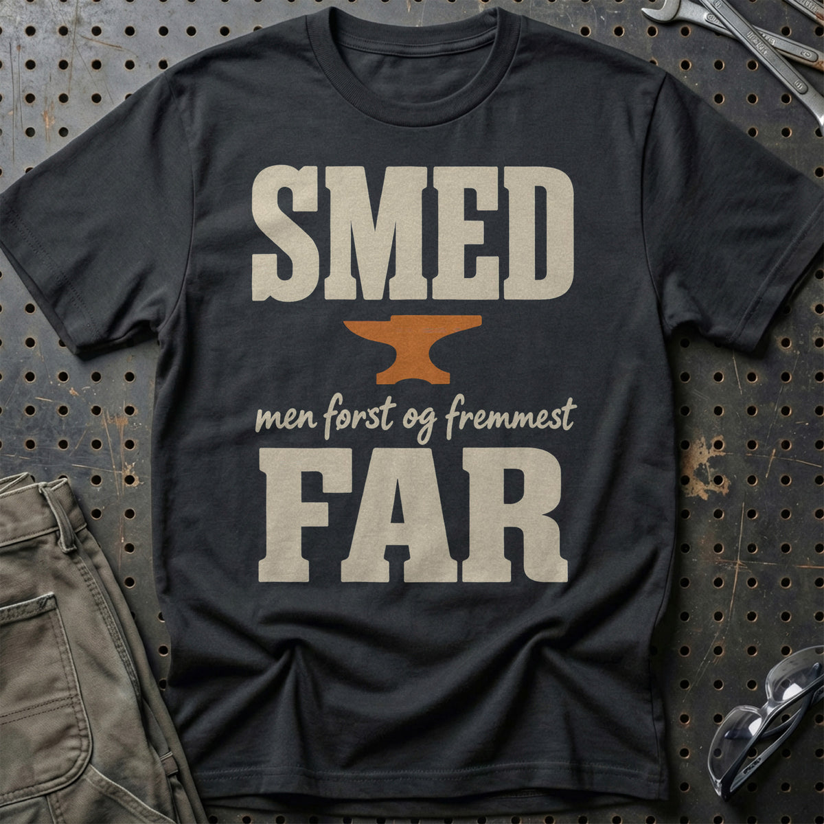 Smed – Men Først Og Fremmest Far T-Shirt – Sort
