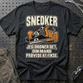Snedker – Jeg Ordner Det, Din Mand Prøvede At Fikse T-Shirt – Sort