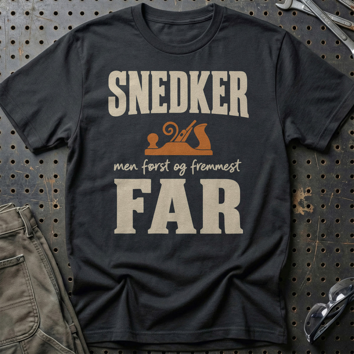 Snedker – Men Først Og Fremmest Far T-Shirt – Sort