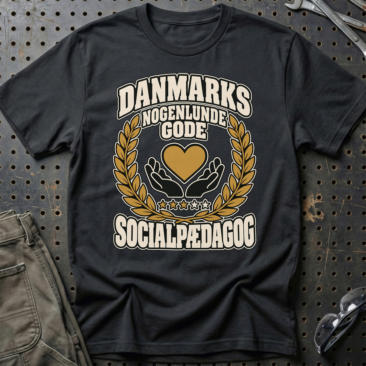 
Socialpædagog – Danmarks nogenlunde gode – Unisex T-Shirt – Sort