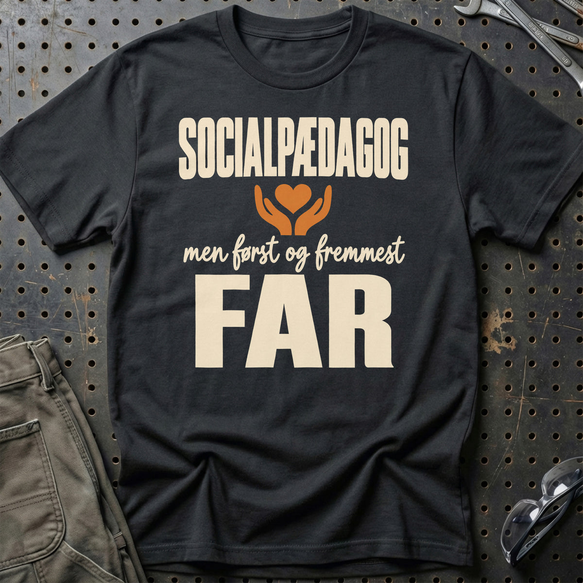 
Socialpædagog – Først og fremmest far – Unisex T-Shirt – Sort